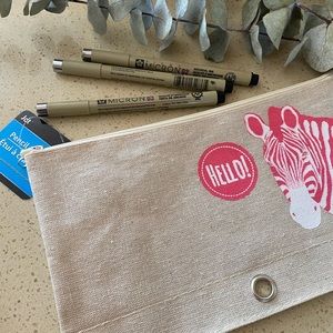 Super cute pencil or cosmetic pouch😍